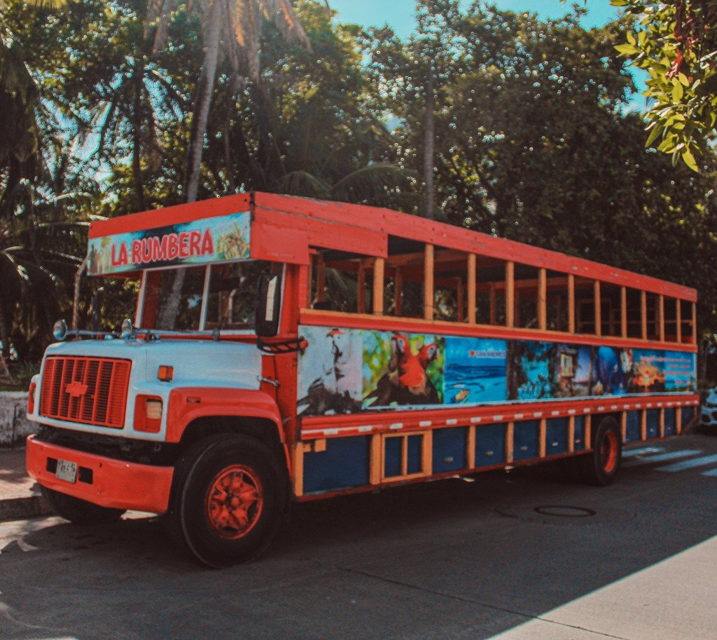 Chiva típica para recorridos turísticos en San Andrés