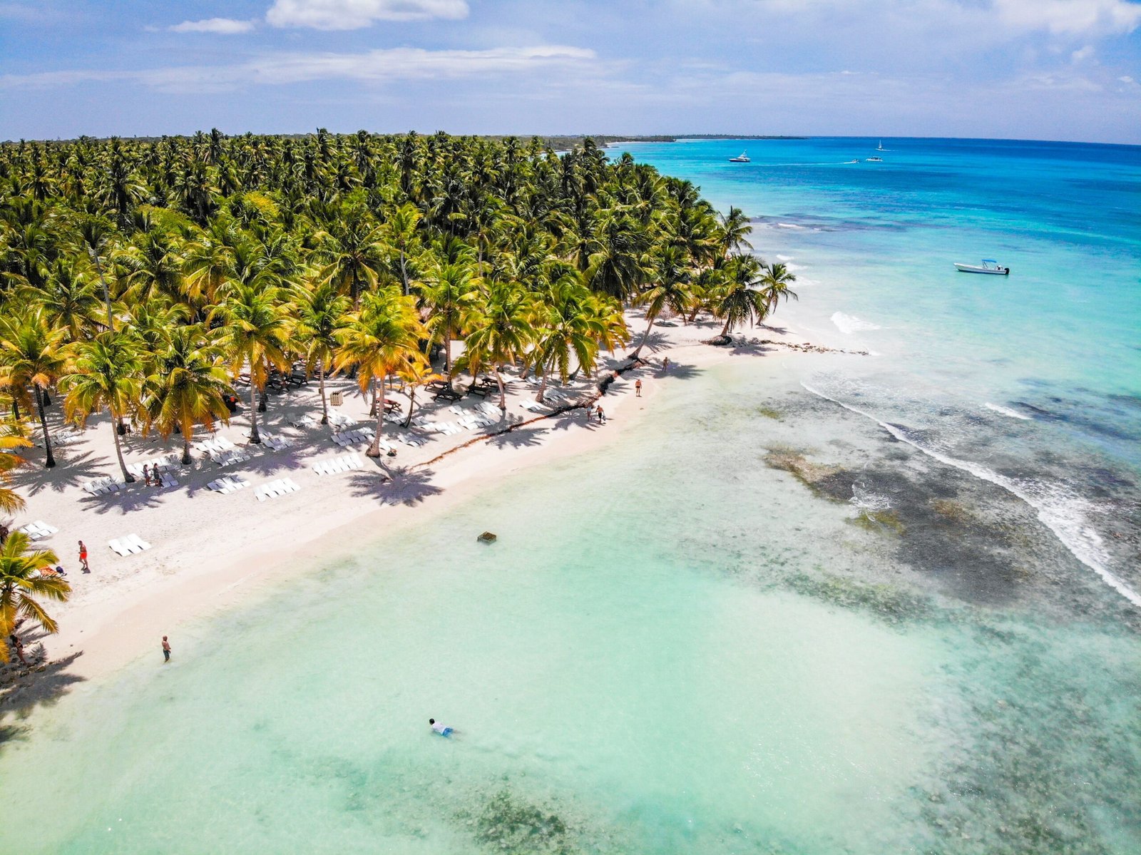 Playa tropical y mar turquesa en San Andrés