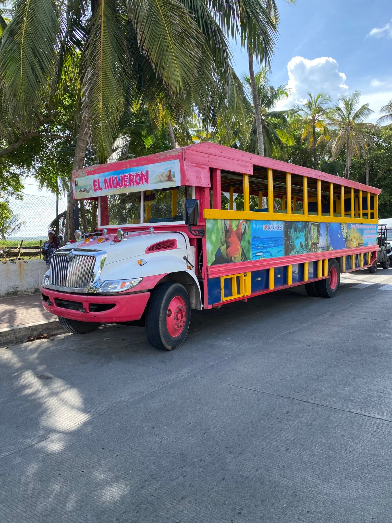 Chiva Tour recorriendo San Andrés
