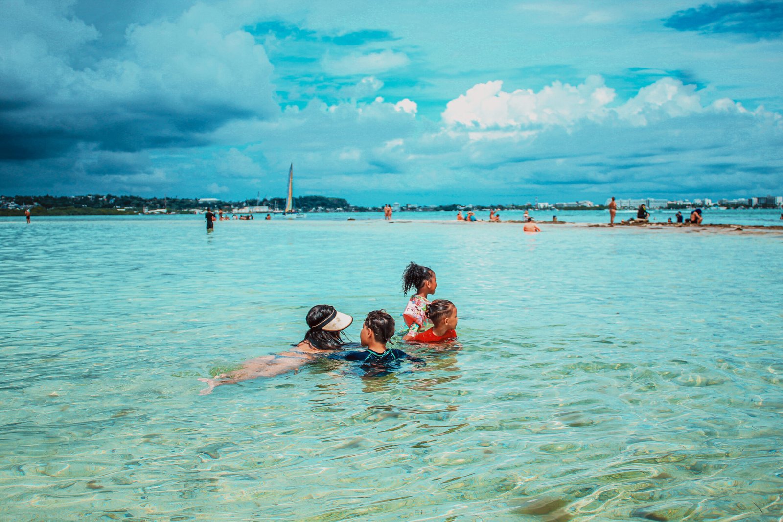Viajeros disfrutando su experiencia en San Andrés