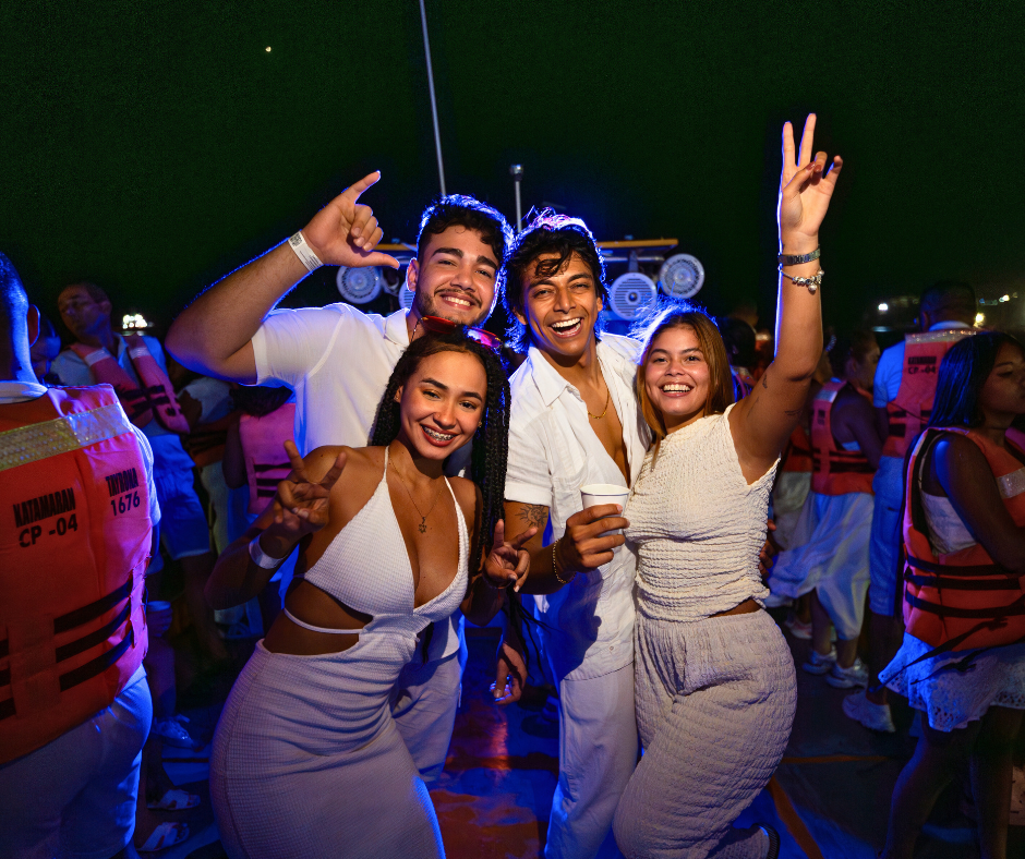 Experiencia Noche Blanca navegando por la bahía de San Andrés