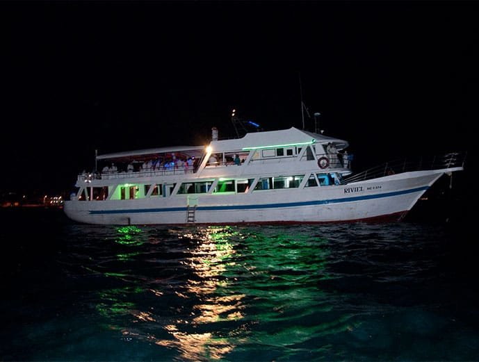 Yate Rumba navegando por la bahía de San Andrés