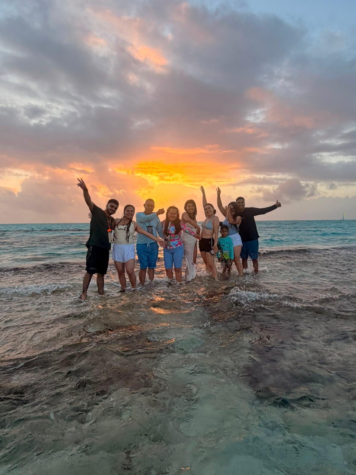 Viajeros disfrutando una actividad en San Andrés