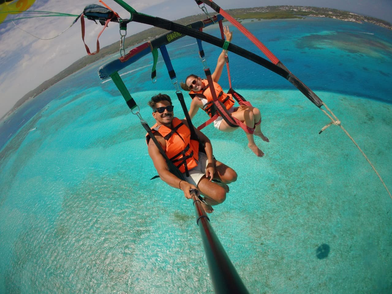 Experiencia de parasail sobre el mar de San Andrés